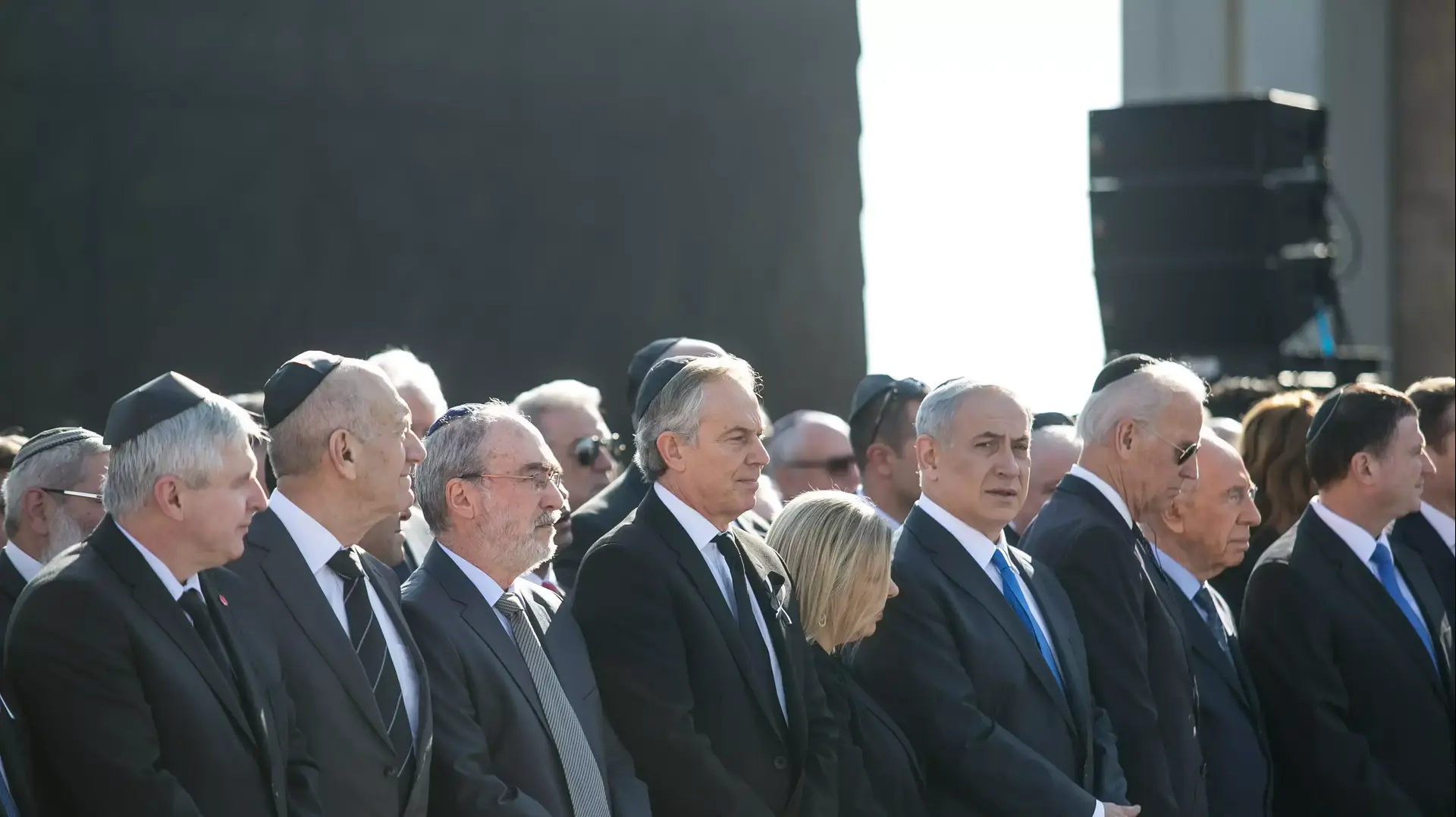 בנימין נתניהו, שרה נתניהו, שמעון פרס, אהוד אולמרט, טוני בלייר וג'ון ביידן בטקס האשכבה של אריאל שרון. ינואר 2014 בנימין נתניהו, שרה נתניהו, שמעון פרס, אהוד אולמרט, טוני בלייר וג'ון ביידן בטקס האשכבה של אריאל שרון. ינואר 2014