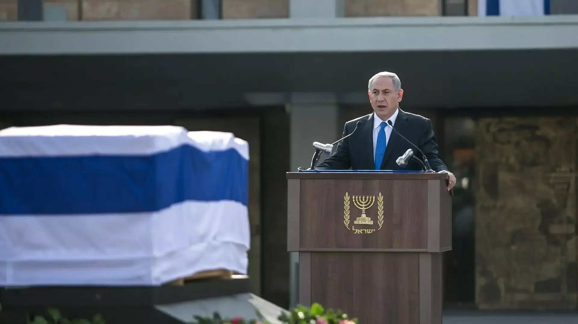ראש הממשלה בנימין נתניהו בטקס האשכבה לאריאל שרון ברחבת הכנסת. ינואר2014 ראש הממשלה בנימין נתניהו בטקס האשכבה לאריאל שרון ברחבת הכנסת. ינואר2014