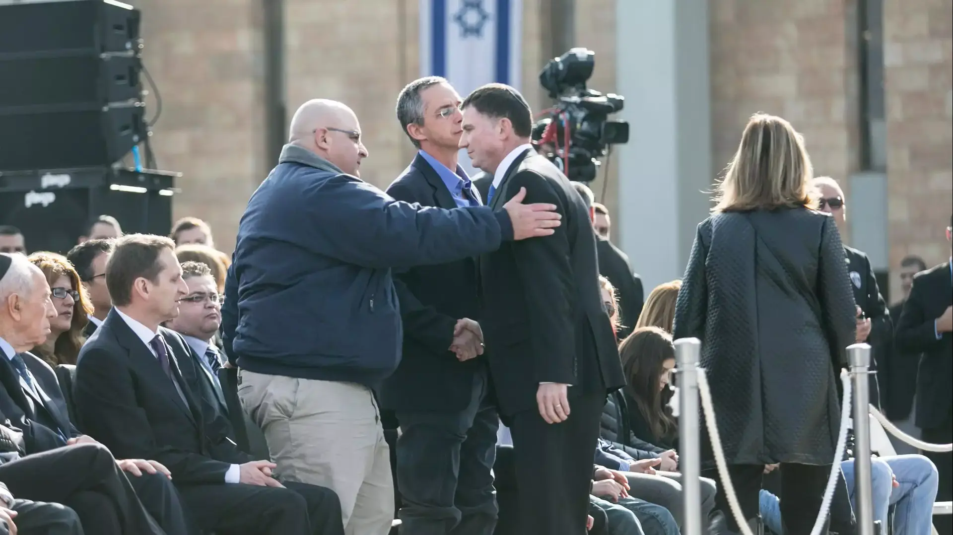 יושב ראש הכנסת יולי אדלשטיין בטקס האשכבה לאריאל שרון ברחבת הכנסת. ינואר2014 יושב ראש הכנסת יולי אדלשטיין בטקס האשכבה לאריאל שרון ברחבת הכנסת. ינואר2014