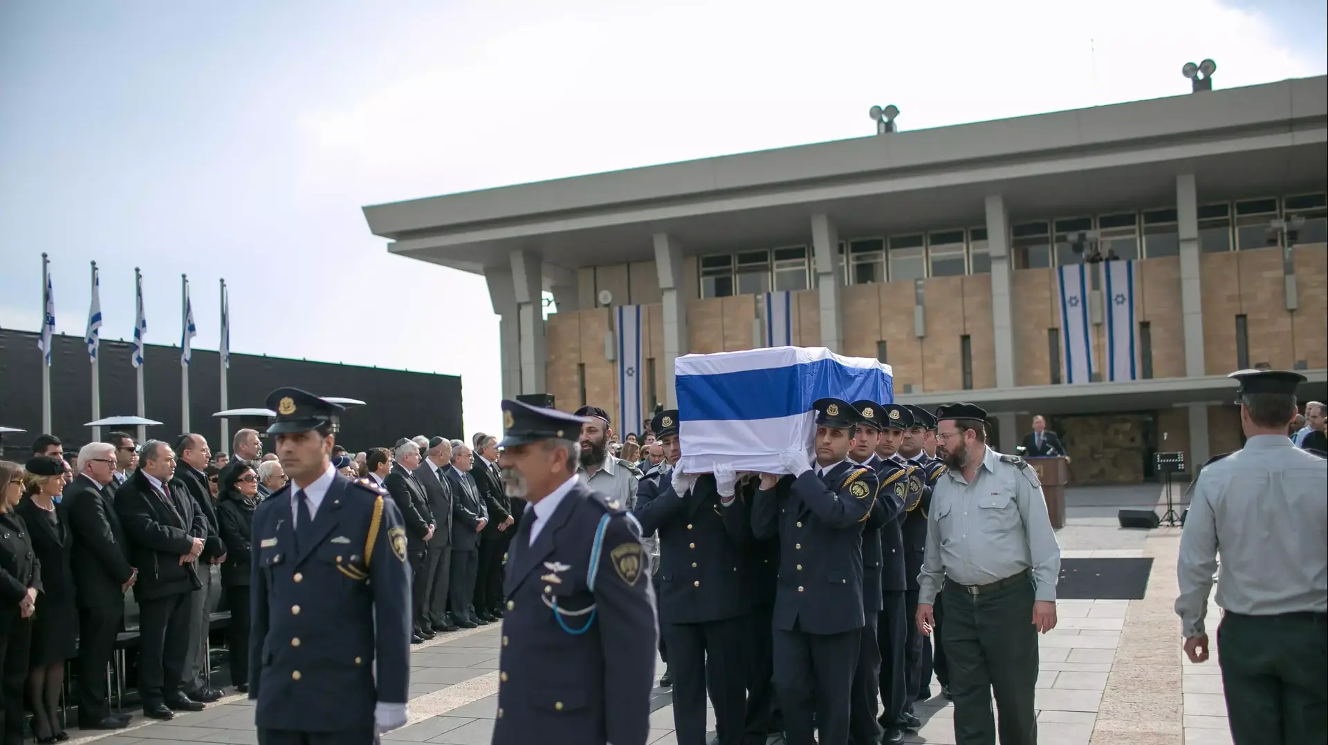 משפחת שרון יוצאת עם ארונו של שרון מרחבת הכנסת עם תום טקס האשכבה. ינואר 2014