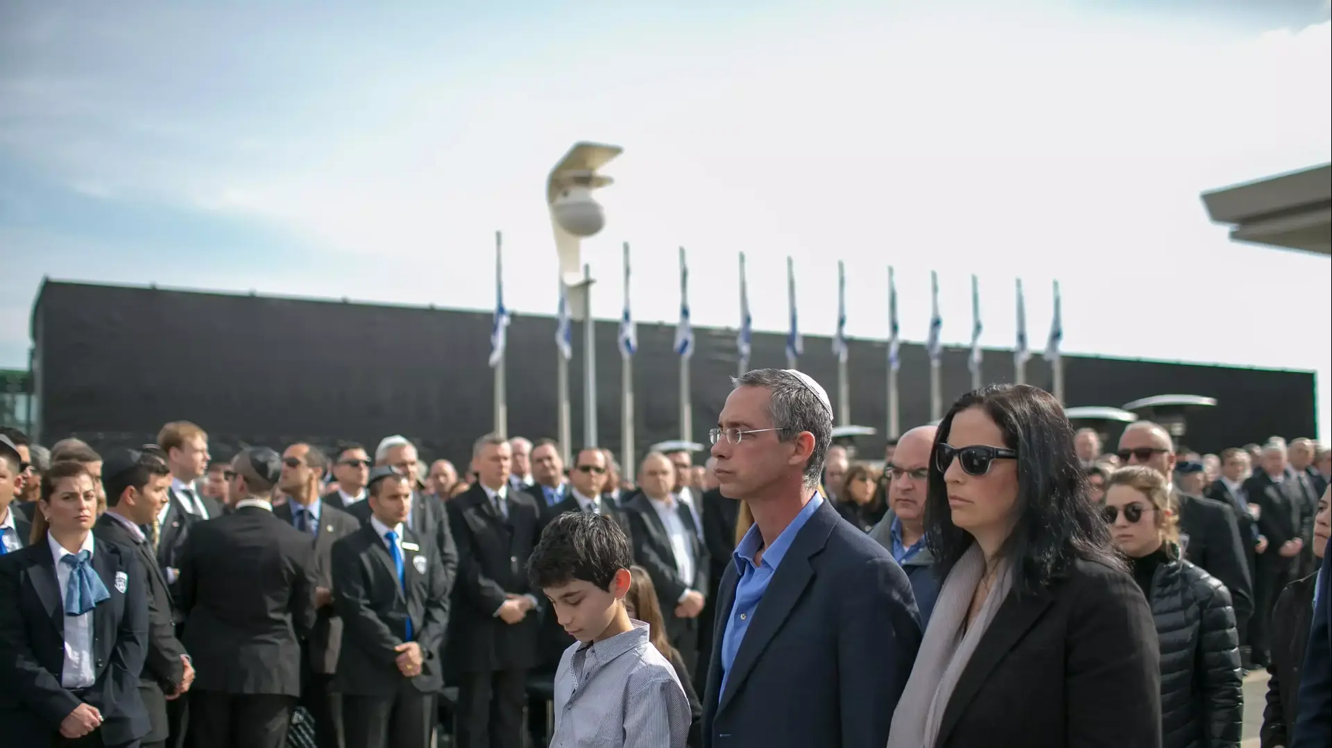 משפחת שרון יוצאת עם ארונו של שרון מרחבת הכנסת עם תום טקס האשכבה. ינואר 2014 משפחת שרון יוצאת עם ארונו של שרון מרחבת הכנסת עם תום טקס האשכבה. ינואר 2014