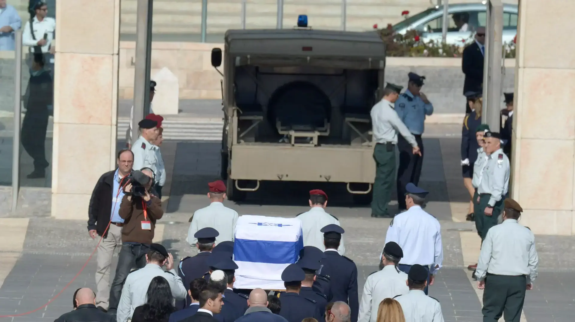 הוצאת ארונו של אריאל שרון מרחבת הכנסת עם תום טקס האשכבה. ינואר 2014 הוצאת ארונו של אריאל שרון מרחבת הכנסת עם תום טקס האשכבה. ינואר 2014