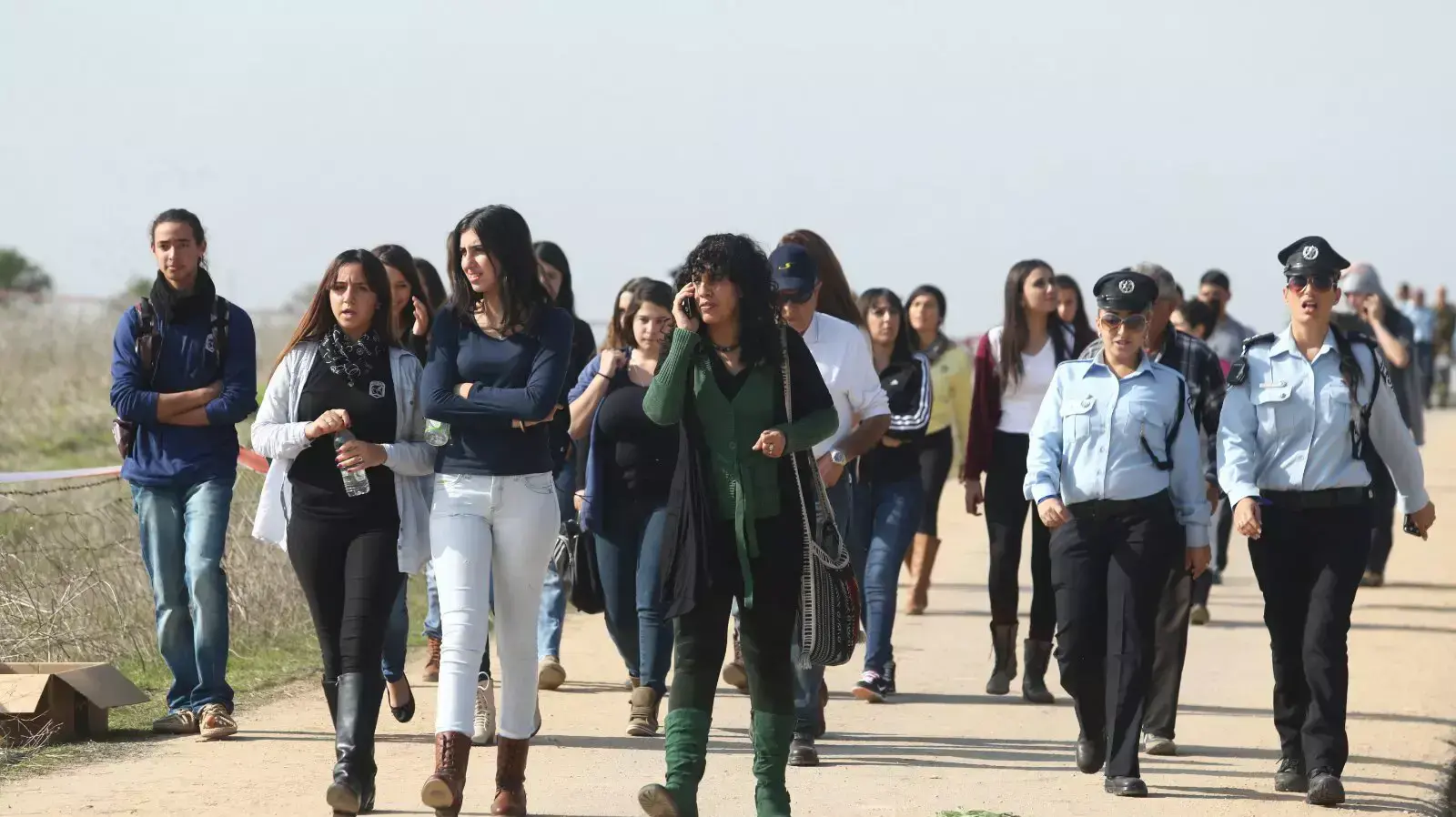 הגעתם של אזרחים להלווייתו של אריאל שרון בגבעת הכלניות שבחוות שקמים. ינואר 2014 הגעתם של אזרחים להלווייתו של אריאל שרון בגבעת הכלניות שבחוות שקמים. ינואר 2014