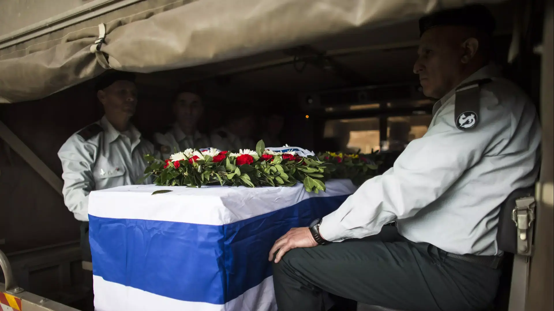 הקומנדקר הצבאי ובו אלופי צה"ל לצד ארונו של שרון 