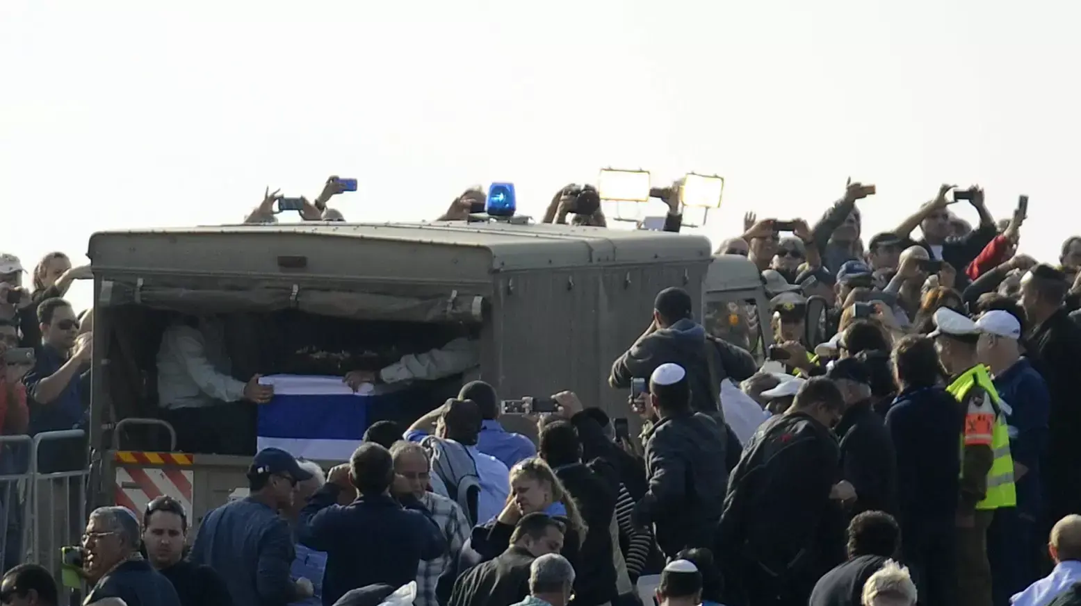 ארונו של אריאל שרון מגיע לגבעת הכלניות לקבורה. ינואר 2014 ארונו של אריאל שרון מגיע לגבעת הכלניות לקבורה. ינואר 2014