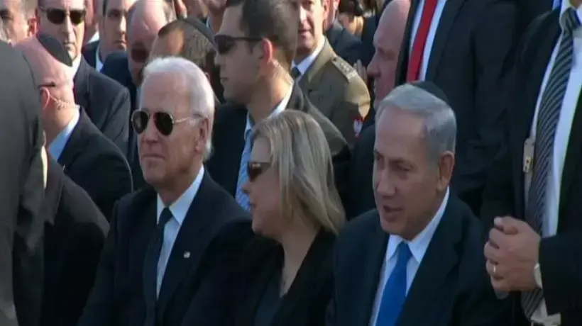 ראש הממשלה בנימין נתניהו, רעייתו שרה וסגן נשיא ארצות הברית ג'ו ביידן. ינואר 2014 ראש הממשלה בנימין נתניהו, רעייתו שרה וסגן נשיא ארצות הברית ג'ו ביידן. ינואר 2014