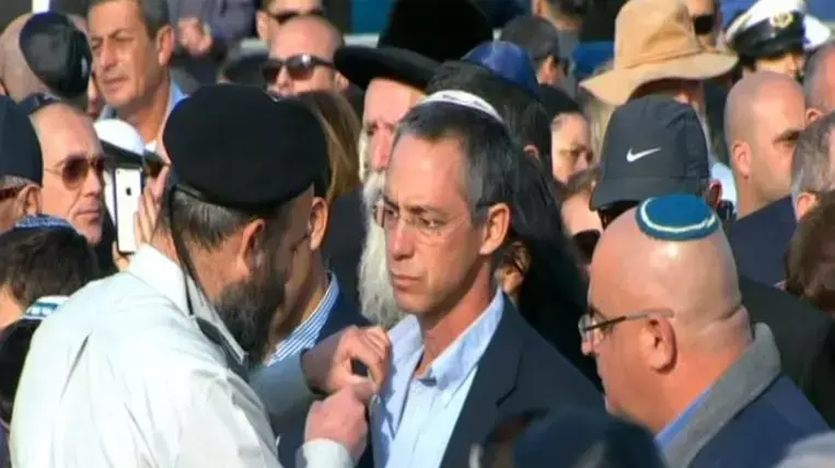 גלעד שרון בהלוויית אביו, אריאל שרון בגבעת הכלניות שבחוות השקמים. ינואר 2014