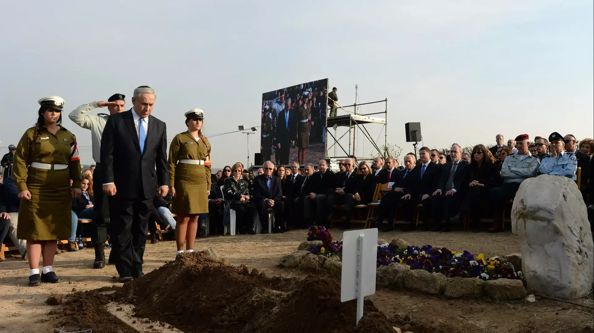 רוה"מ בנימין נתניהו בהלווייתו של אריאל שרון, ינואר 2014 רוה"מ בנימין נתניהו בהלווייתו של אריאל שרון, ינואר 2014