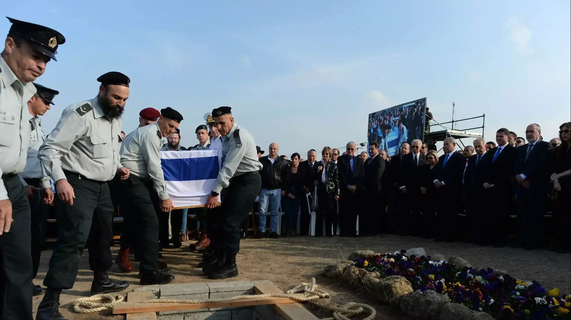 הלווייתו של ראש הממשלה לשעבר אריאל שרון, ינואר 2014 הלווייתו של ראש הממשלה לשעבר אריאל שרון, ינואר 2014