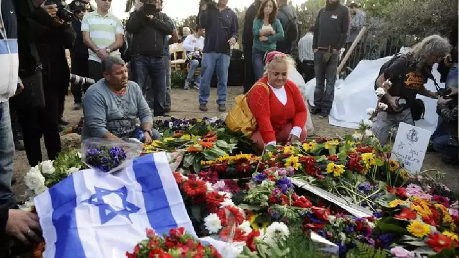 קברו של ראש הממשלה לשעבר אריאל שרון, ינואר 2014 קברו של ראש הממשלה לשעבר אריאל שרון, ינואר 2014