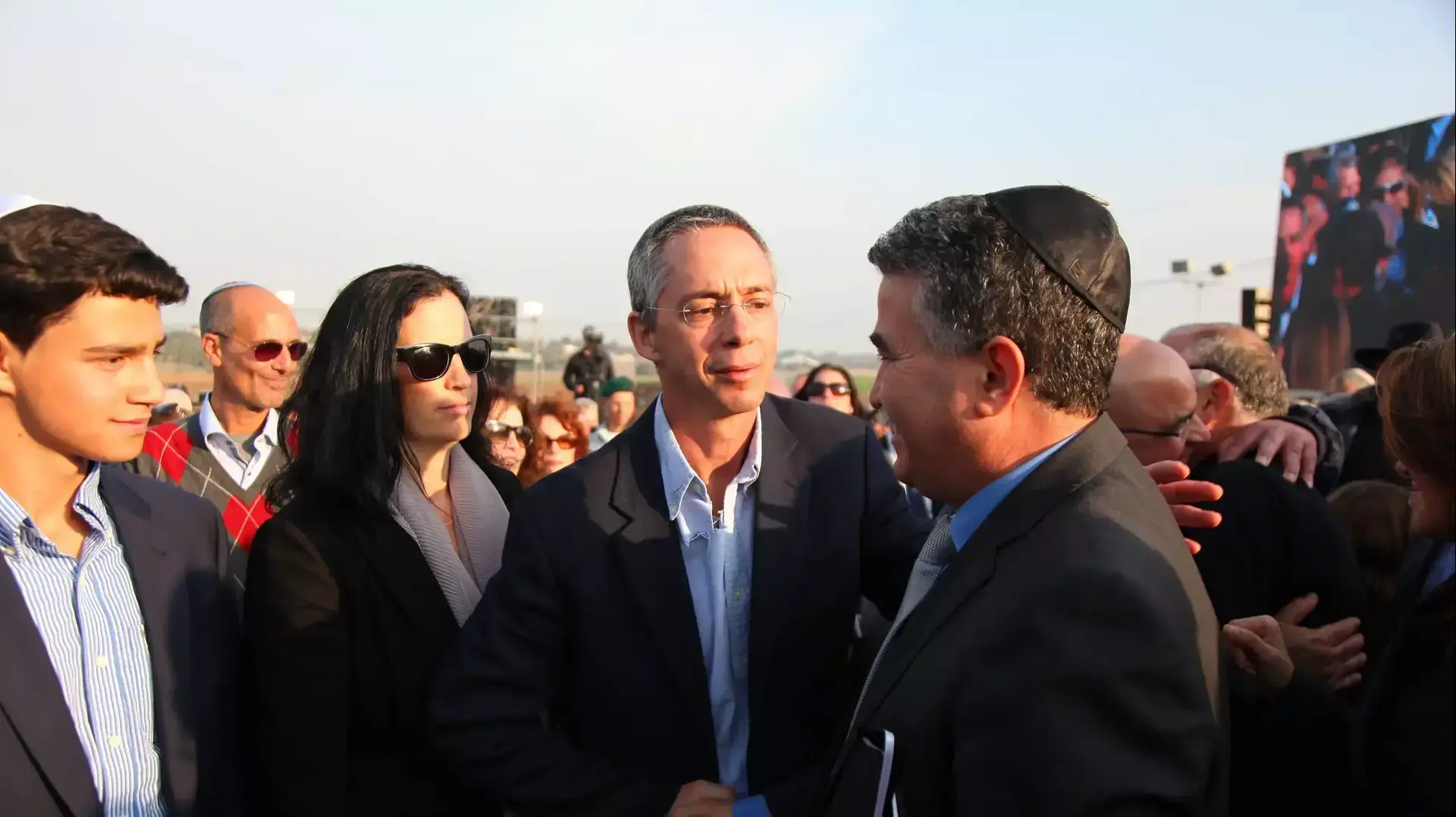 השר אמיר פרץ מנחם את גלעד שרון בהלוויית אביהו אריאל שרון, ינואר 2014 השר אמיר פרץ מנחם את גלעד שרון בהלוויית אביהו אריאל שרון, ינואר 2014