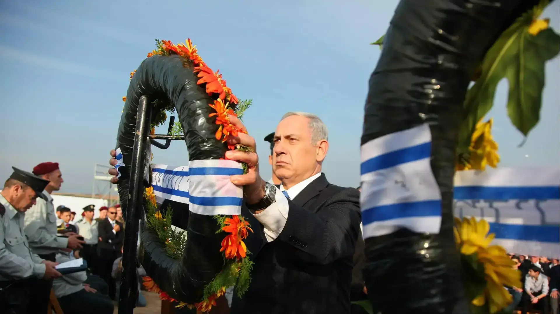 רוה"מ בנימין נתניהו מניח זר על קברו של אריאל שרון, ינואר 2014