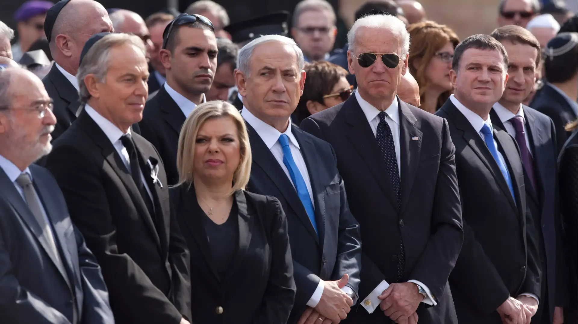 רוה"מ לשעבר של בריטניה טוני בלייר עם הזוג נתניהו בהלווייתו של אריאל שרון, ינואר 2014 רוה"מ לשעבר של בריטניה טוני בלייר עם הזוג נתניהו בהלווייתו של אריאל שרון, ינואר 2014