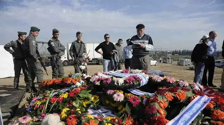 עולים לקברו של ראש הממשלה לשעבר אריאל שרון בגבעת הכלניות, ינואר 2014 עולים לקברו של ראש הממשלה לשעבר אריאל שרון בגבעת הכלניות, ינואר 2014