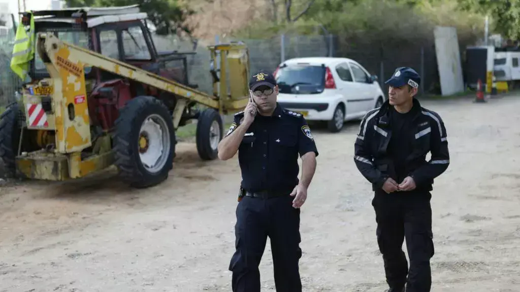 פינוי של כוחות משטרה תושבים מבתים בגבעת עמל מול מגדלי יו, ינואר 2014 פינוי של כוחות משטרה תושבים מבתים בגבעת עמל מול מגדלי יו, ינואר 2014