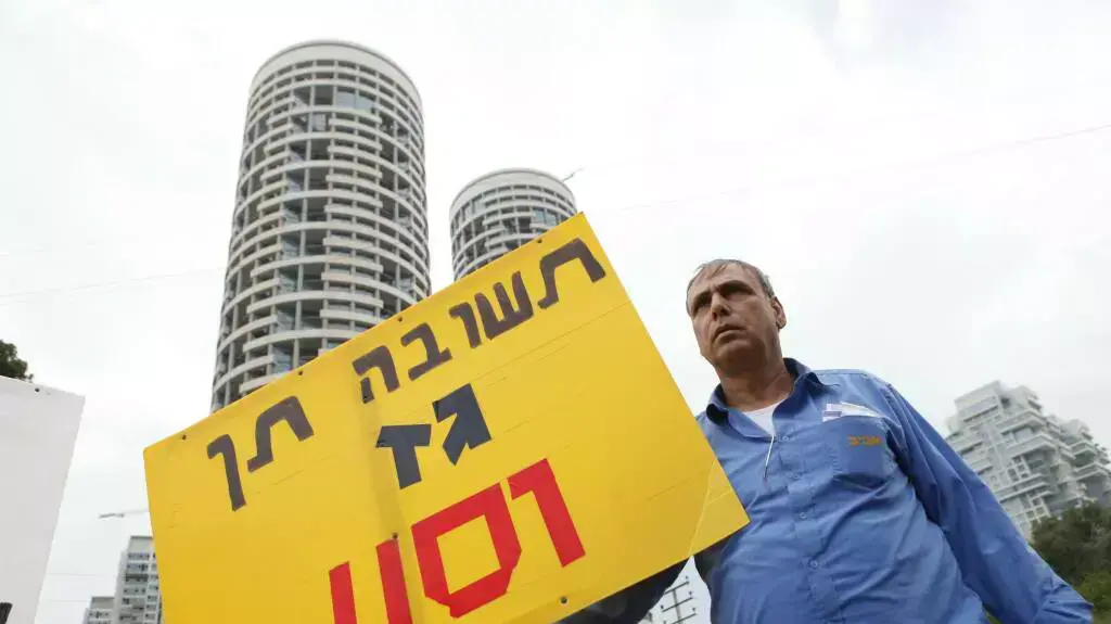 פינוי של כוחות משטרה תושבים מבתים בגבעת עמל מול מגדלי יו, ינואר 2014 פינוי של כוחות משטרה תושבים מבתים בגבעת עמל מול מגדלי יו, ינואר 2014