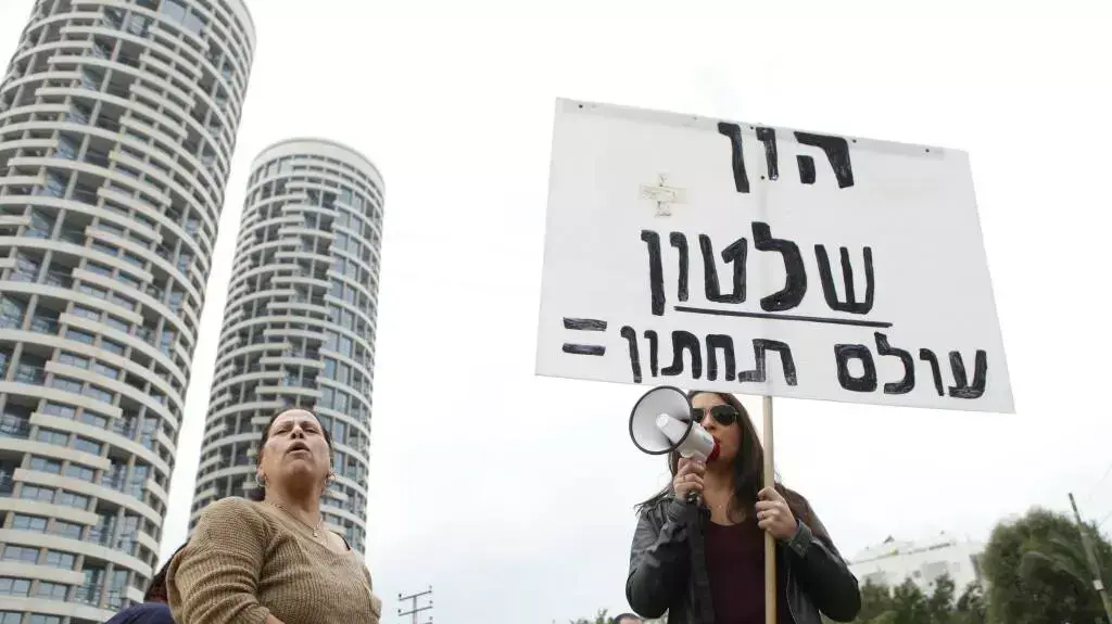 פינוי של כוחות משטרה תושבים מבתים בגבעת עמל מול מגדלי יו, ינואר 2014 פינוי של כוחות משטרה תושבים מבתים בגבעת עמל מול מגדלי יו, ינואר 2014