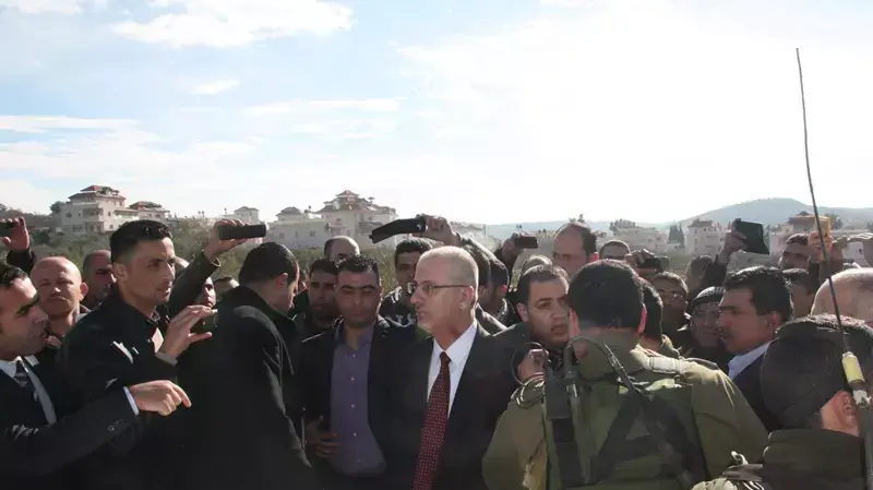המשטרה עיכבה את רכבו של ראש הממשלה הפלסטיני ראמי חמדאללה בכביש 60 צפונית לרמאללה בגלל נסיעה במהירות מופרזת, ינואר 2014 המשטרה עיכבה את רכבו של ראש הממשלה הפלסטיני ראמי חמדאללה בכביש 60 צפונית לרמאללה בגלל נסיעה במהירות מופרזת, ינואר 2014