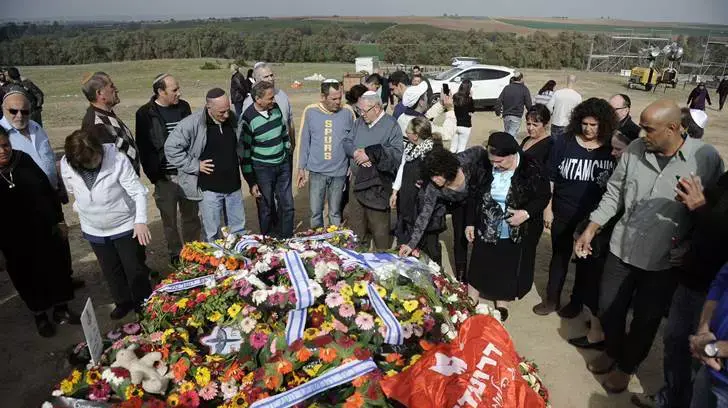עולים לקברו של ראש הממשלה לשעבר אריאל שרון בגבעת הכלניות, ינואר 2014