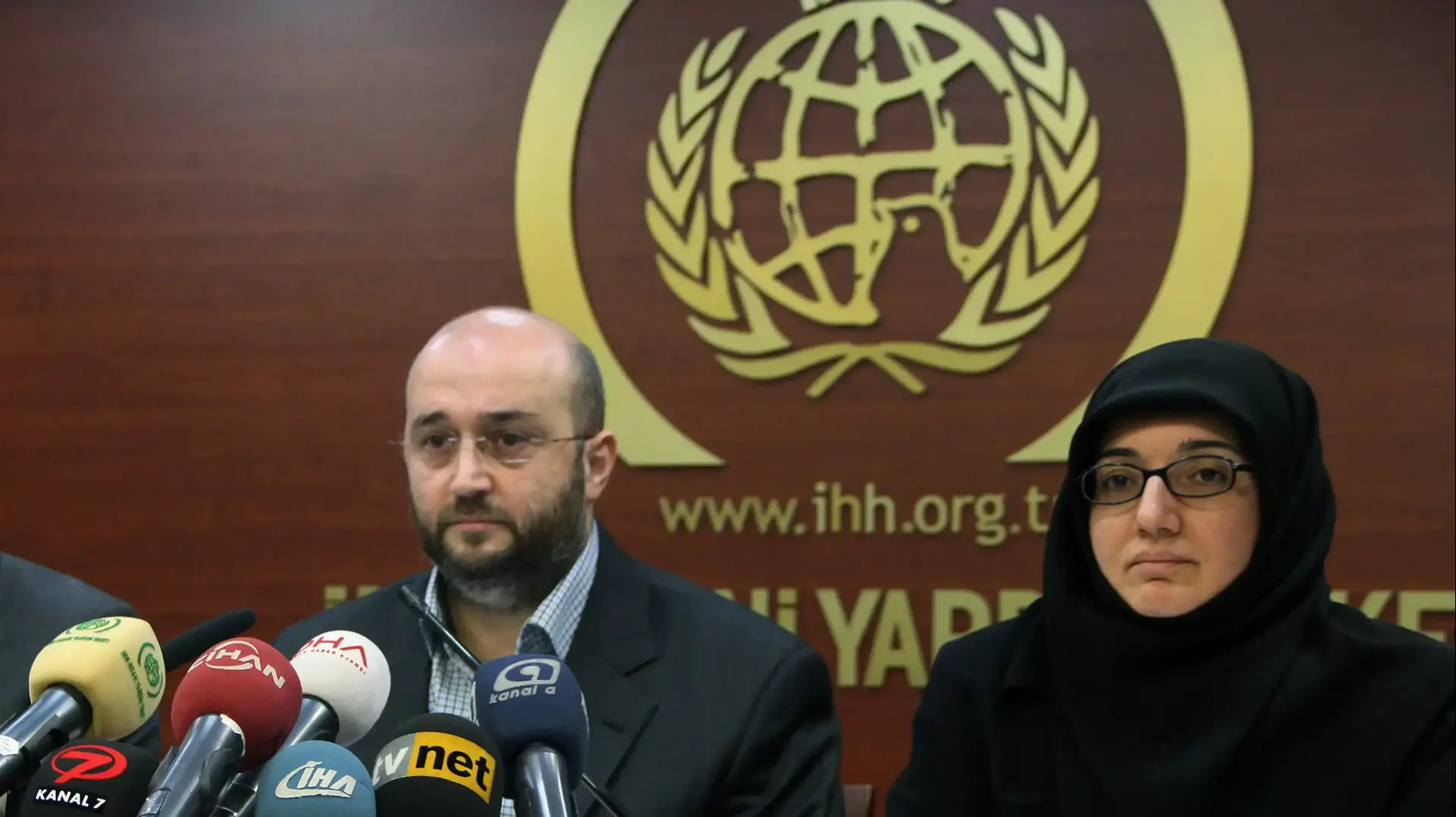 מזכ"ל הארגון IHH, יאסר קוטלואיי (משמאל), במסיבת עיתונאים בטורקיה לאחר הפשיטה על משרדי הארגון, 14 בינואר 2013 מזכ"ל הארגון IHH, יאסר קוטלואיי (משמאל), במסיבת עיתונאים בטורקיה לאחר הפשיטה על משרדי הארגון, 14 בינואר 2013