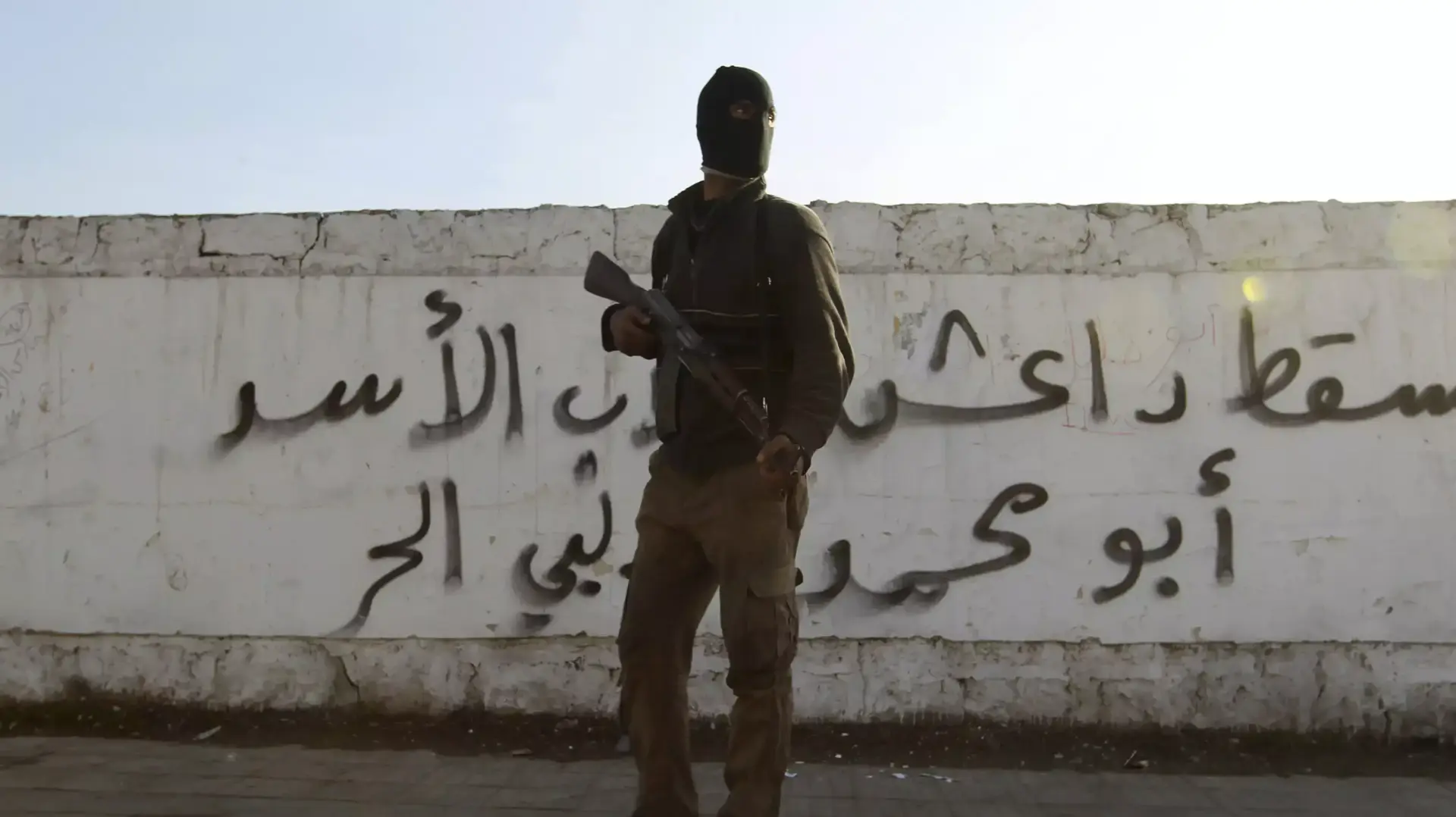 לוחם של "המדינה האיסלאמית בעיראק וא-שאם" (ISIS), או "דאעש", בעיר חלב. סוריה, ינואר 2014 לוחם של "המדינה האיסלאמית בעיראק וא-שאם" (ISIS), או "דאעש", בעיר חלב. סוריה, ינואר 2014