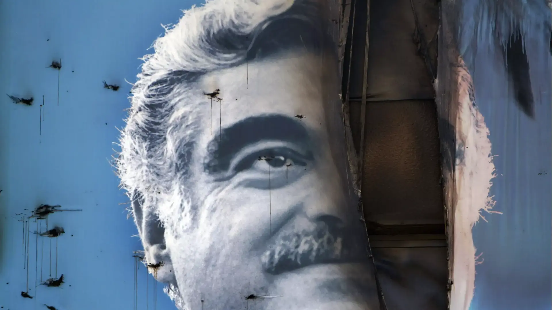 פוסטר קרוע של ראש ממשלת לבנון רפיק חרירי. ביירות, 2005 פוסטר קרוע של ראש ממשלת לבנון רפיק חרירי. ביירות, 2005