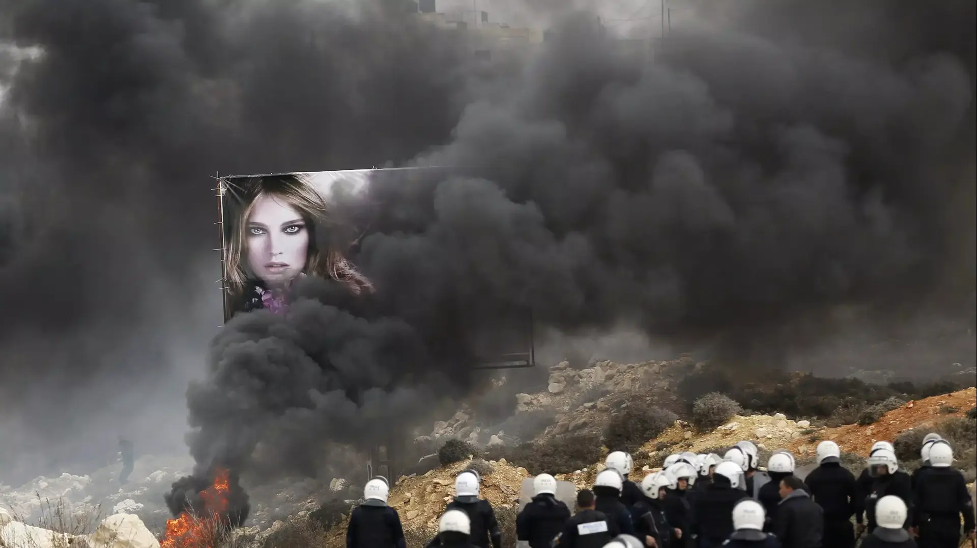 שוטרים פלסטינים בהפגנה ליד מחנה הפליטים ג'ילזון, סמוך לרמאללה. ינואר 2014