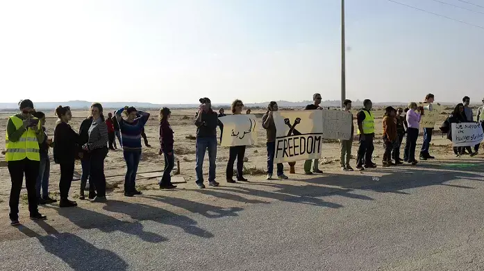 הפגנה מול מתקן הכליאה סהרונים שבנגב הפגנה מול מתקן הכליאה סהרונים שבנגב