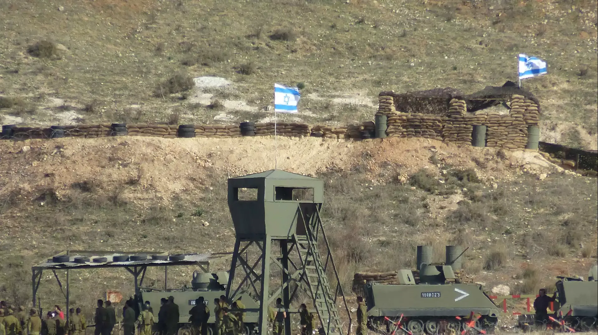 צילומי סרט בלבנון שבמסגרתו הקימו מוצב עם דגלי ישראל וניצבים שמשחקים חיילים ישראלים. ינואר 2014 צילומי סרט בלבנון שבמסגרתו הקימו מוצב עם דגלי ישראל וניצבים שמשחקים חיילים ישראלים. ינואר 2014