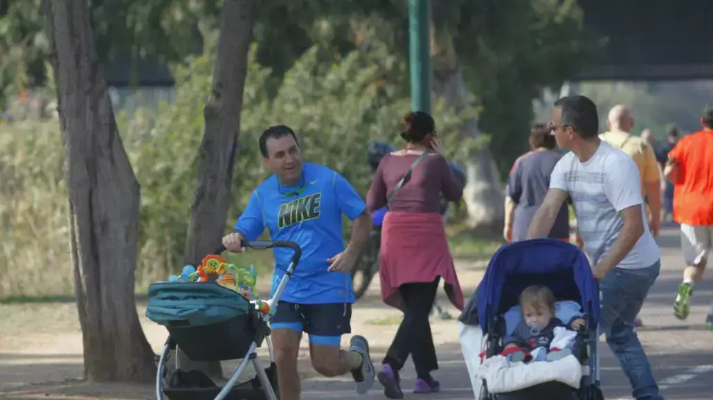 מנשה ארביב בתקופת ההשעיה רץ בפארק הירקון מנשה ארביב בתקופת ההשעיה רץ בפארק הירקון