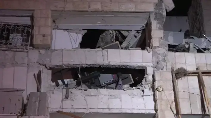 פעוט והוריו נהרגו בפיצוץ גז בבניין בירושלים 