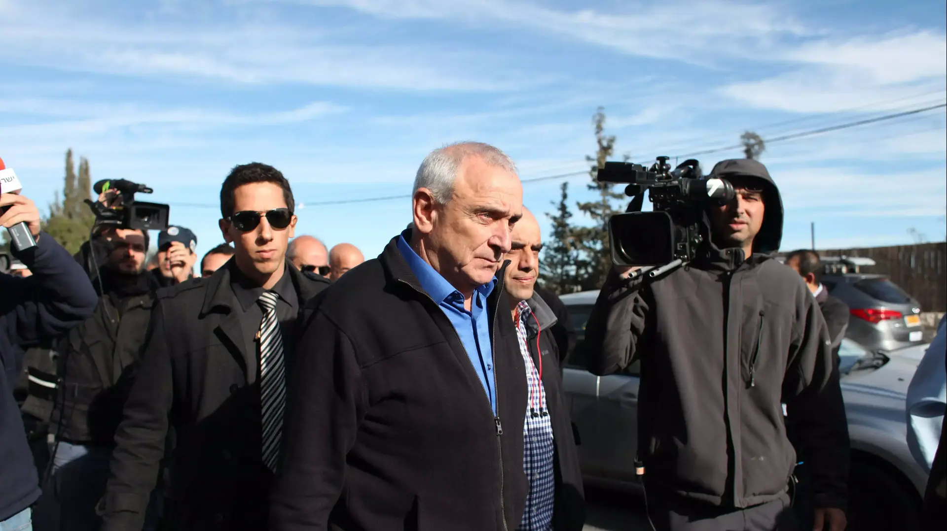 השר לביטחון פנים, יצחק אהרונוביץ, בביקור בזירת הפיצוץ של בלוני גז בדירה בירושלים. ינואר 2014 השר לביטחון פנים, יצחק אהרונוביץ, בביקור בזירת הפיצוץ של בלוני גז בדירה בירושלים. ינואר 2014