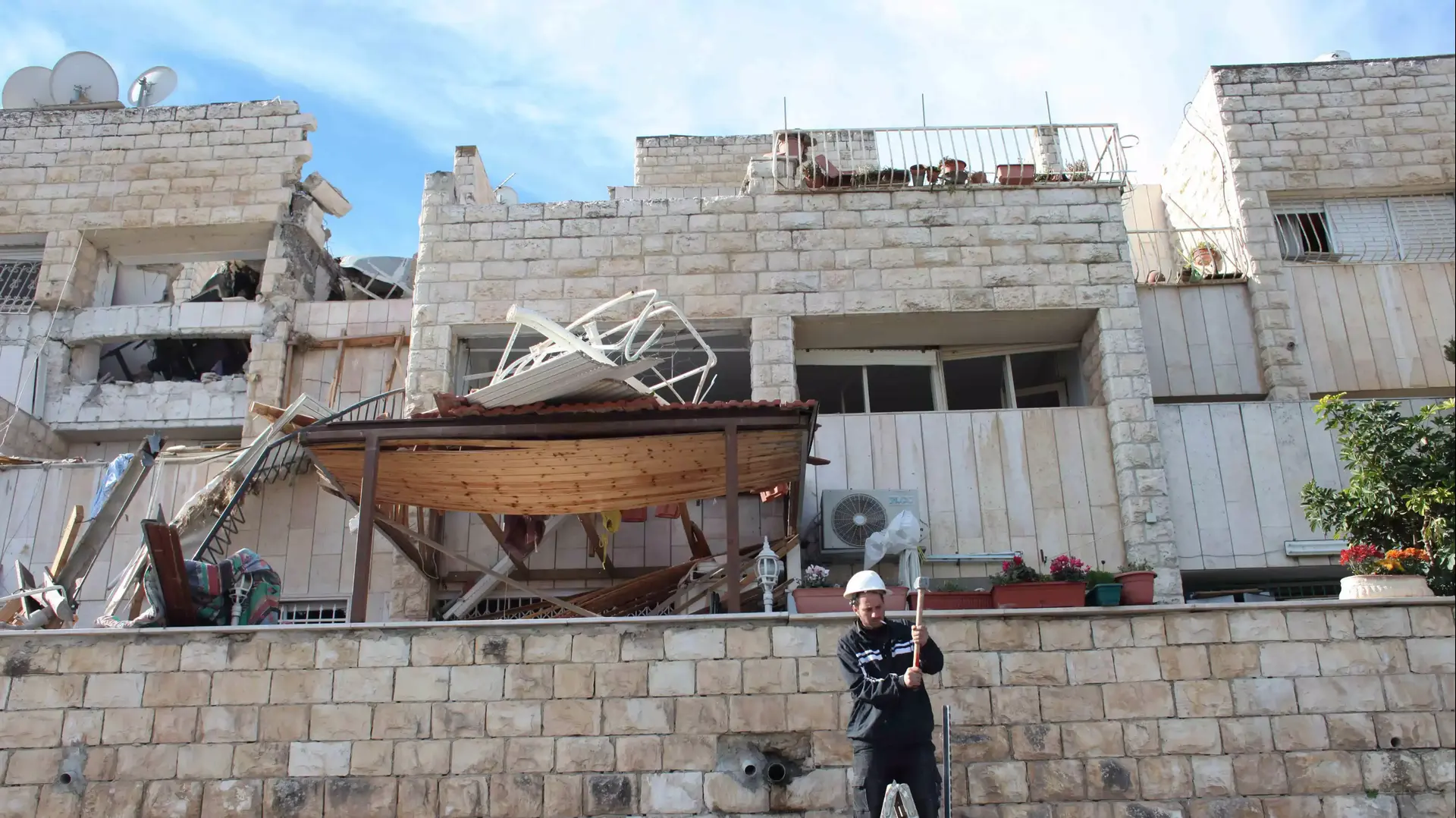 זירת הפיצוץ של בלוני גז בדירה בירושלים. ינואר 2014 זירת הפיצוץ של בלוני גז בדירה בירושלים. ינואר 2014