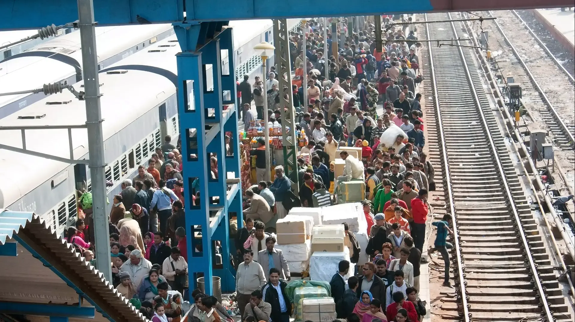 רציף רכבת עמוס אנשים, ניו דלהי, הודו רציף רכבת עמוס אנשים, ניו דלהי, הודו