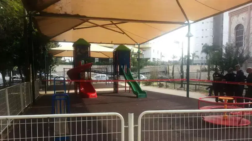 מאמצי החייאה בתינוקת בת 11 חודשים שנפגעה בגינה ציבורית בראשל"צ, ינואר 2014