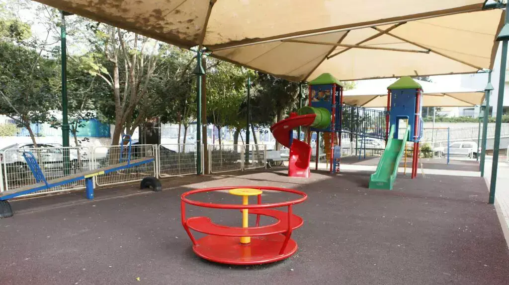 נאבקים על חייה של תינוקת בת 11  שנפגעה בגינה ציבורית בראשל"צ, אפריל 2014