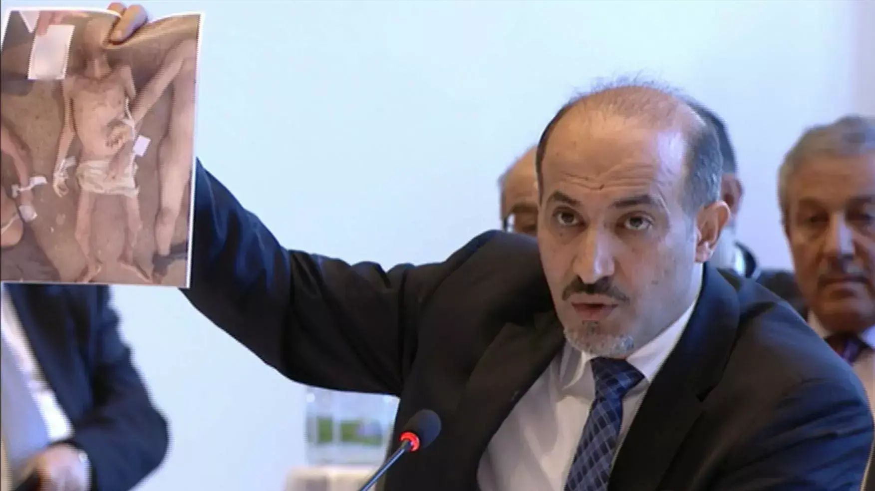 מנהיג האופוזיציה הסורית אחמד ג'רבה. ועידת ז'נבה השנייה, מונטרו, 22 בינואר 2014 מנהיג האופוזיציה הסורית אחמד ג'רבה. ועידת ז'נבה השנייה, מונטרו, 22 בינואר 2014
