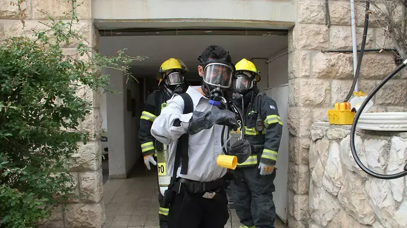 צוותי חילוץ בדירתם של המשפחה שהורעלה מהדברה בירושלים, ינואר 2014