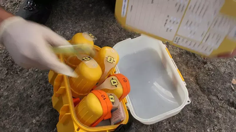 צוותי חילוץ בדירתם של המשפחה שהורעלה מהדברה בירושלים, ינואר 2014 צוותי חילוץ בדירתם של המשפחה שהורעלה מהדברה בירושלים, ינואר 2014