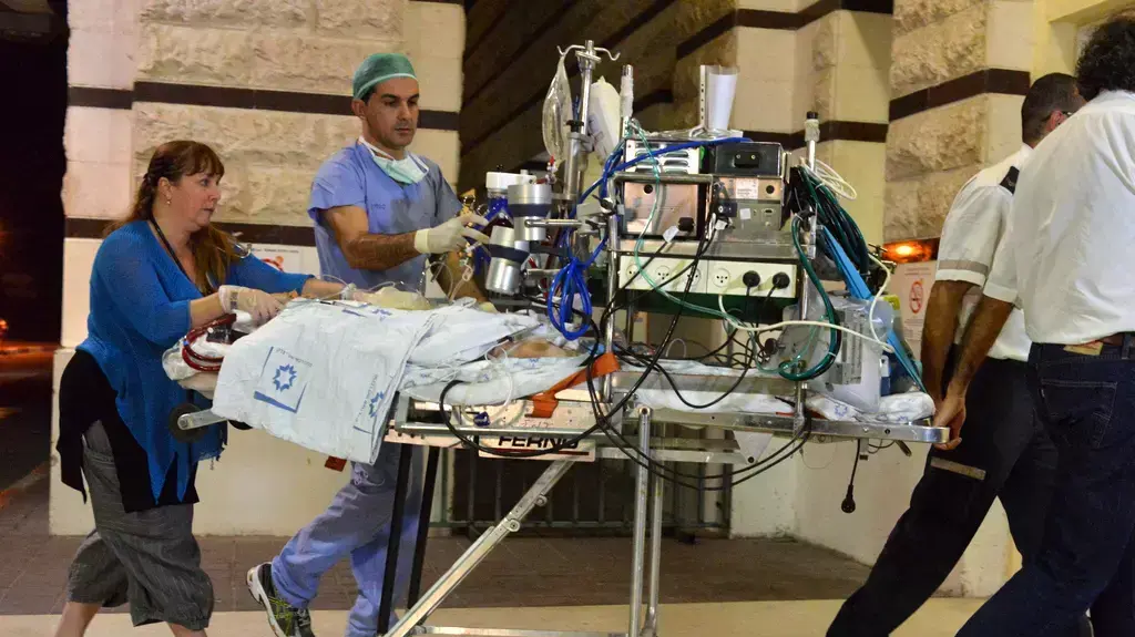 אחד הילדים שהורעל מחומרי הדברה בירושלים בכניסה לבית החולים שניידר, ינואר 2014 אחד הילדים שהורעל מחומרי הדברה בירושלים בכניסה לבית החולים שניידר, ינואר 2014