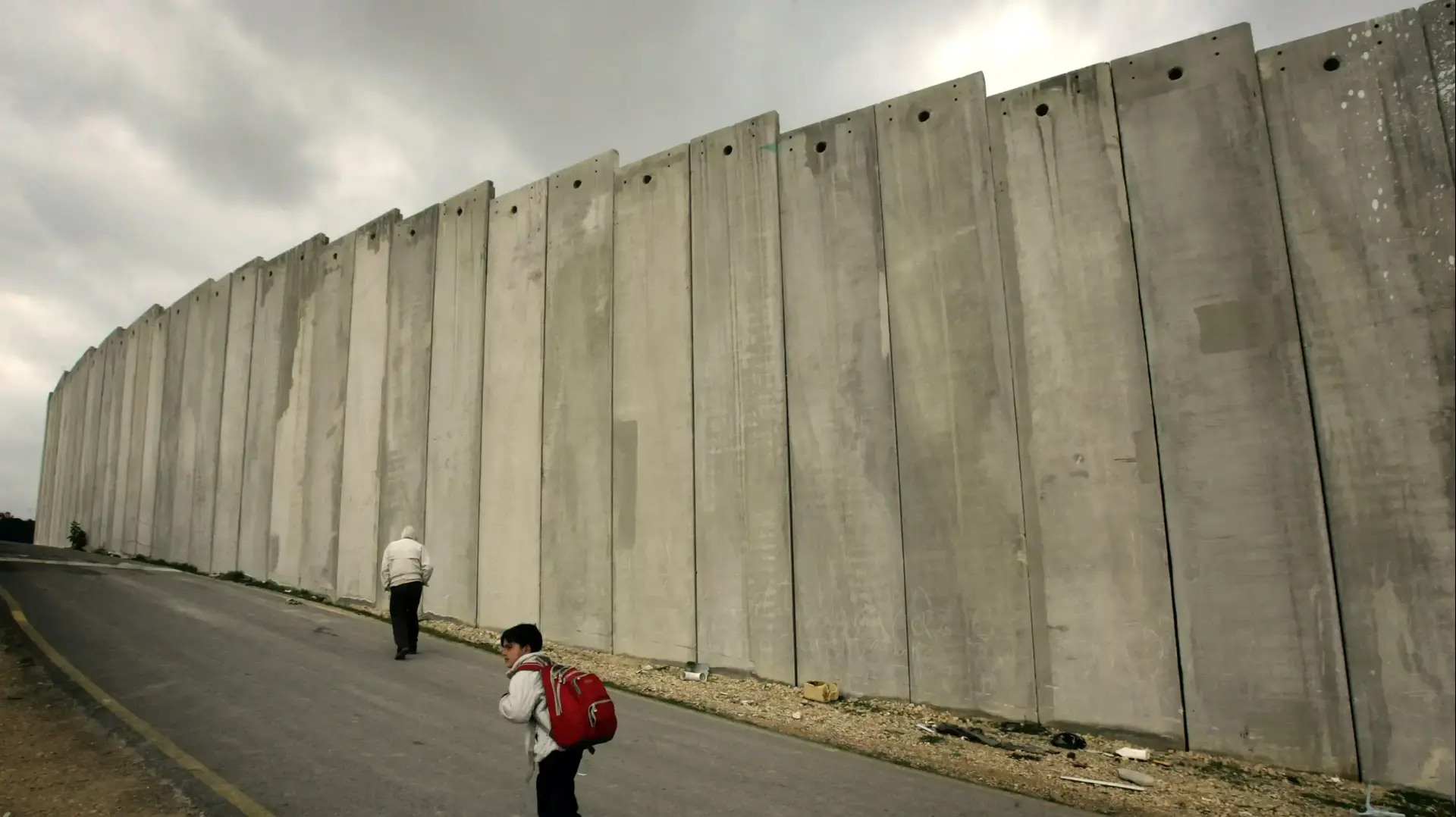 ילד ליד חומת ההפרדה באבו דיס, 2007