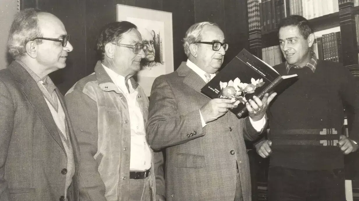עזריה אלון מגיש אנציקלופדיה לנשיא יצחק נבון עם יוסי פלדמן ושלום שרי, 1982 עזריה אלון מגיש אנציקלופדיה לנשיא יצחק נבון עם יוסי פלדמן ושלום שרי, 1982
