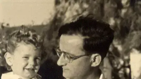 עזריה אלון עם בנו הבכור גלעד. 1955. עזריה אלון עם בנו הבכור גלעד. 1955.