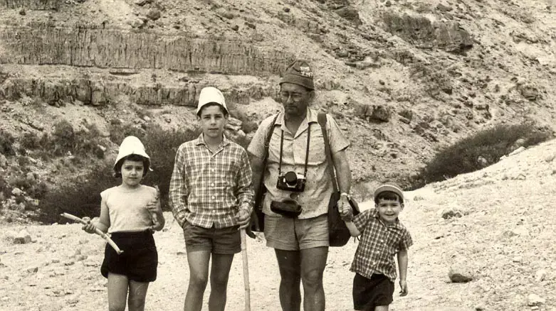 עזריה אלון עם ילדיו בנחל ערוגות, 1965. עזריה אלון עם ילדיו בנחל ערוגות, 1965.