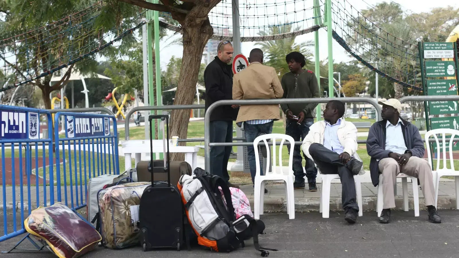 מבקשי מקלט מאפריקה יוצאים במרוכז למתקן חולות שבנגב, אפריל 2014 מבקשי מקלט מאפריקה יוצאים במרוכז למתקן חולות שבנגב, אפריל 2014
