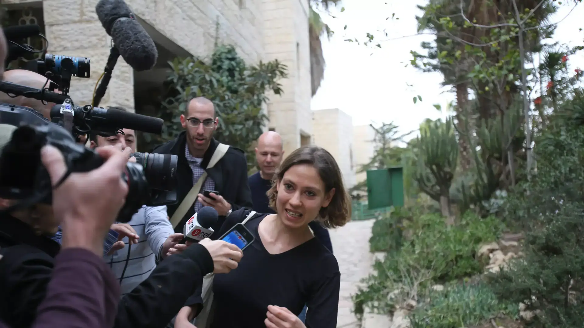 ענת קם מגיעה לביתה בירושלים לאחר שחרורה מכלא נווה תרצה, ינואר 2014 ענת קם מגיעה לביתה בירושלים לאחר שחרורה מכלא נווה תרצה, ינואר 2014