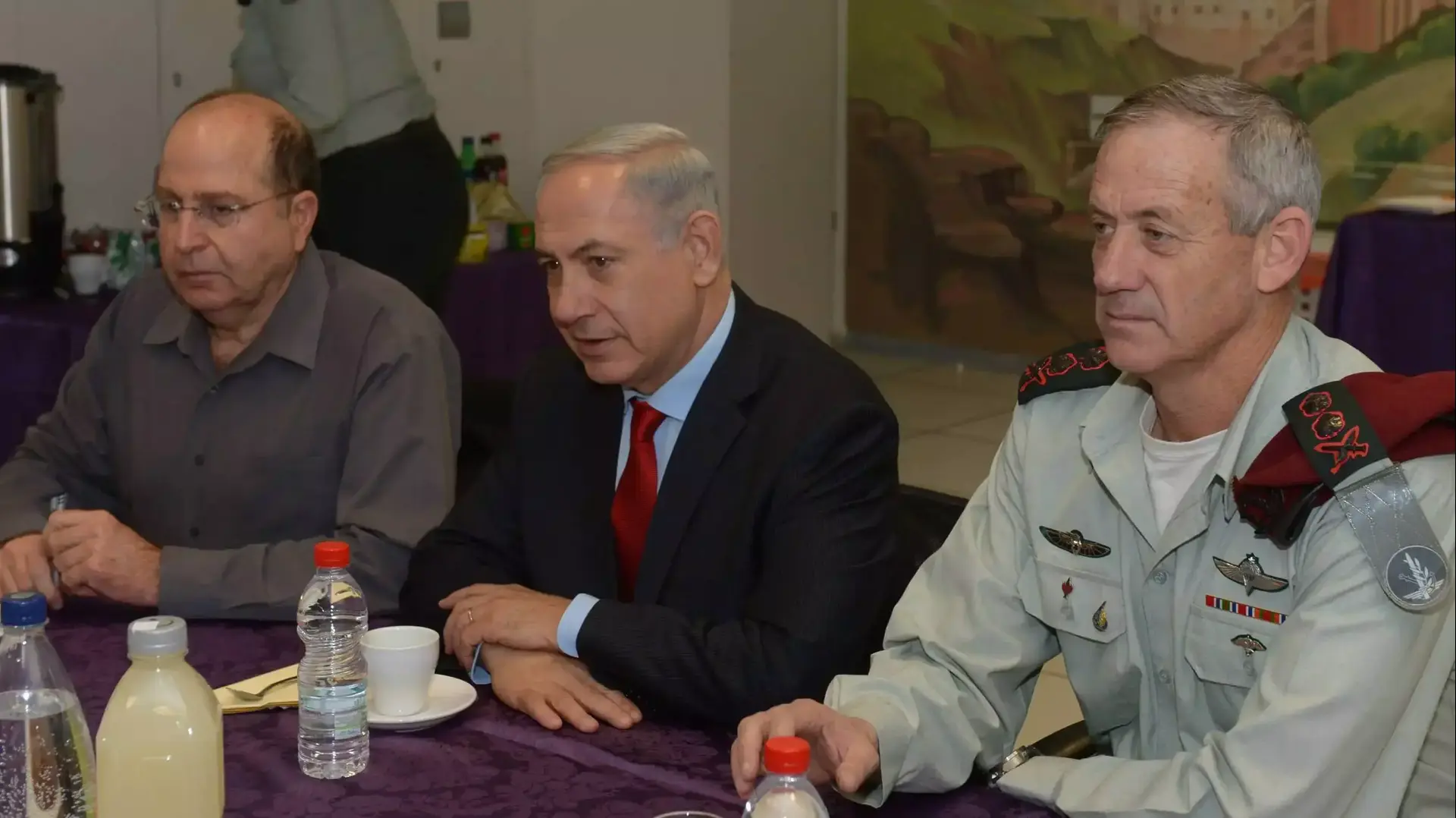 ראש הממשלה בנימין נתניהו בדיון שקיים בירושלים עם שר הביטחון, משה יעלון והרמטכ"ל רא"ל בנימין בני גנץ ובהשתתפות אלופים מהמטה הכללי ראש הממשלה בנימין נתניהו בדיון שקיים בירושלים עם שר הביטחון, משה יעלון והרמטכ"ל רא"ל בנימין בני גנץ ובהשתתפות אלופים מהמטה הכללי