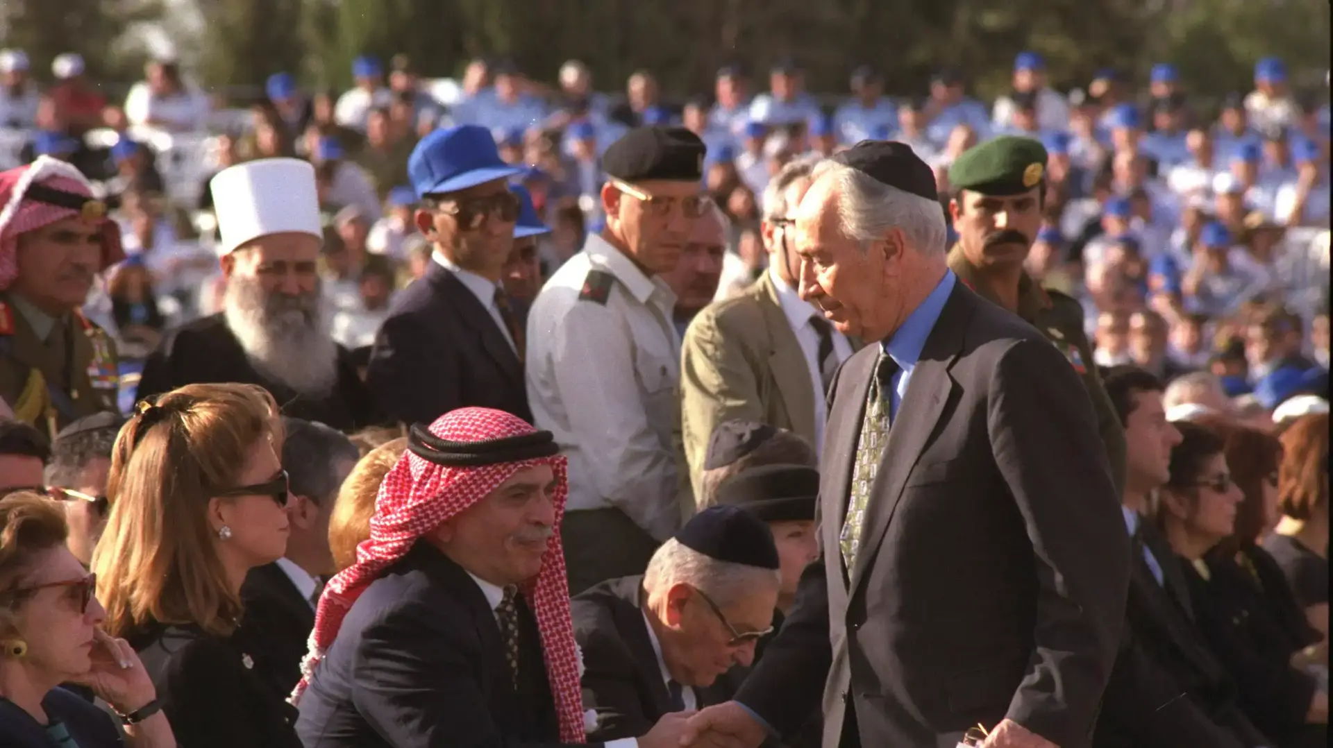 תמונת ארכיון של נשיא המדינה שמעון פרס, שחשף צלם לשכת העיתונות, משה מילנר, בטקס פרישתו תמונת ארכיון של נשיא המדינה שמעון פרס, שחשף צלם לשכת העיתונות, משה מילנר, בטקס פרישתו