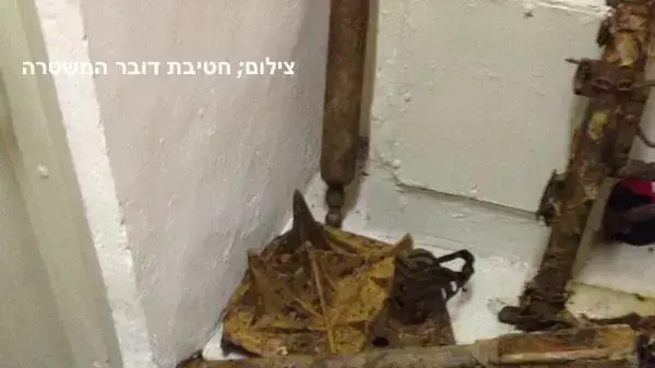 כלי נשק שהתגלו בסליק ממלחמת העצמאות שנמצא בקיבוץ מסילות שבעמק המעיינות בצפון, ינואר 2014 כלי נשק שהתגלו בסליק ממלחמת העצמאות שנמצא בקיבוץ מסילות שבעמק המעיינות בצפון, ינואר 2014