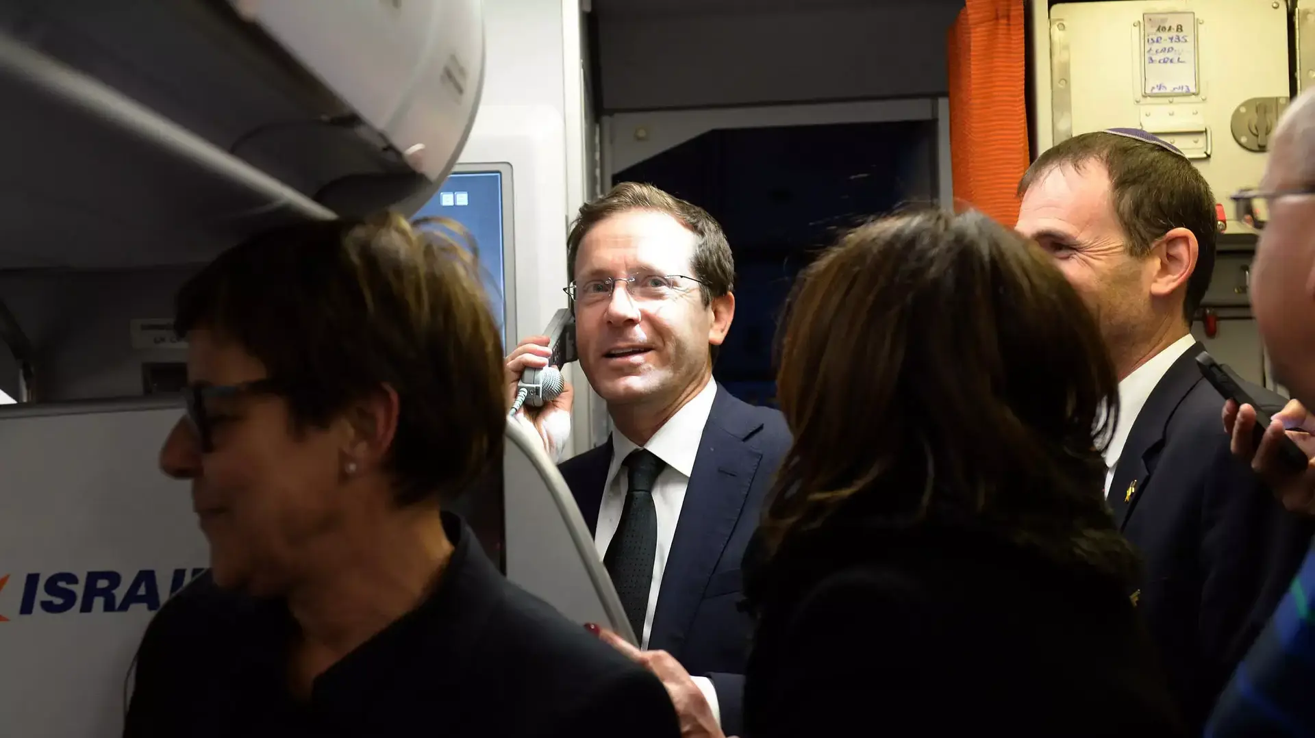 משלחת ח"כים לאושוויץ מחכה למטוס חלופי בקרקוב-פולין. ינואר 2014 משלחת ח"כים לאושוויץ מחכה למטוס חלופי בקרקוב-פולין. ינואר 2014